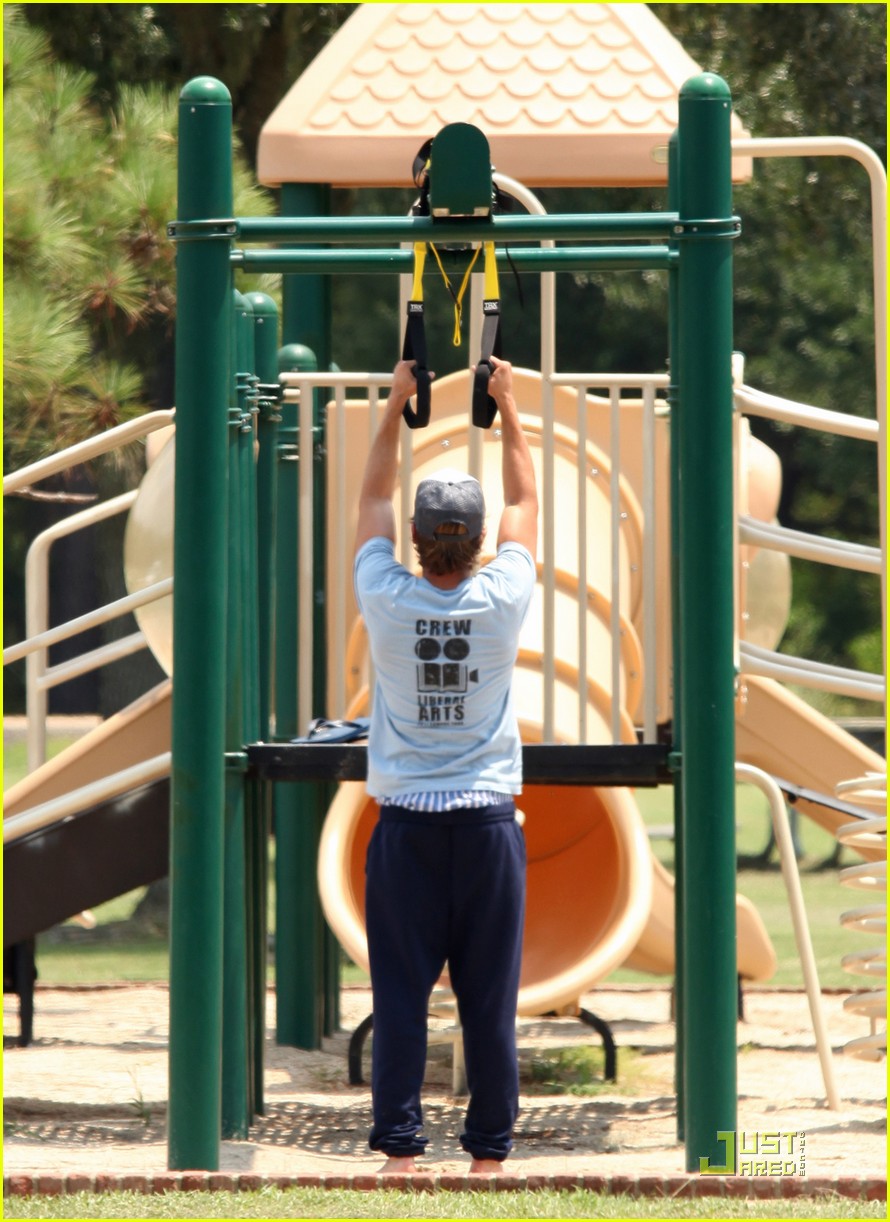 zac efron playground workout  09